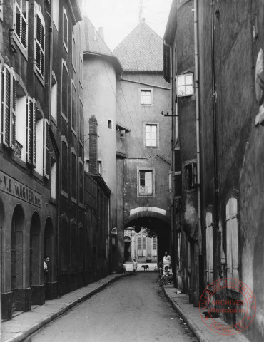 Rue des Clarisses et entrée de la cour du Château