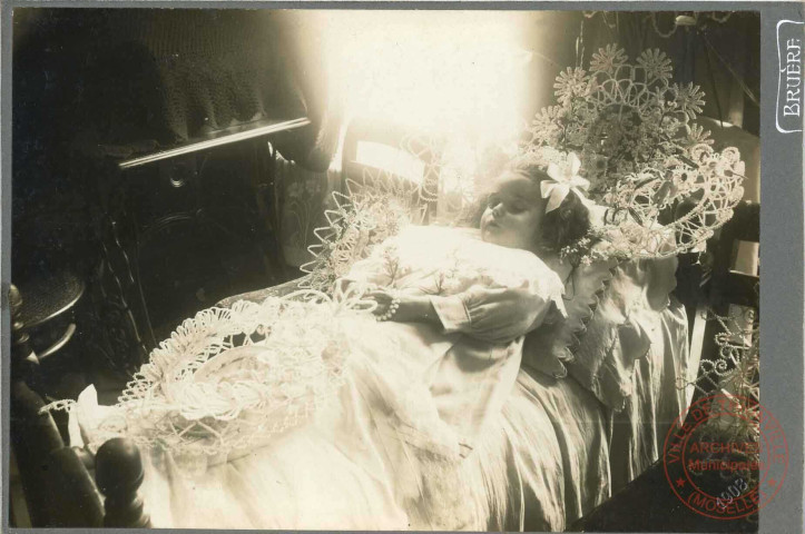 Carte mortuaire - Une fillette sur son lit