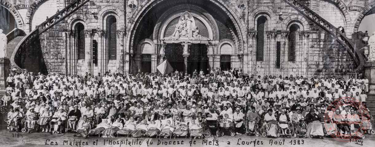 Photo de groupe du diocèse de Metz à Lourdes en août 1989