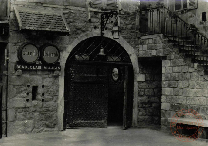 VAUX en BEAUJOLAIS 'CLOCHEMERLE', Entrée de la Cave XII siecle.