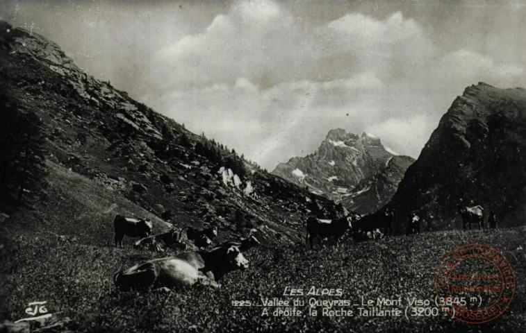 Les Alpes : Vallée du Queyras : Le Mont Viso (3845m) : A droite, la Roche Taillante (3200 m)