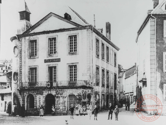 [Enfants devant l'Hôtel de Ville de Sierck-les-Bains]