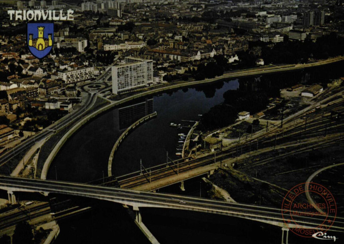 Thionville (Moselle) - Vue aérienne sur Thionville, la Moselle et le pont de l'autoroute