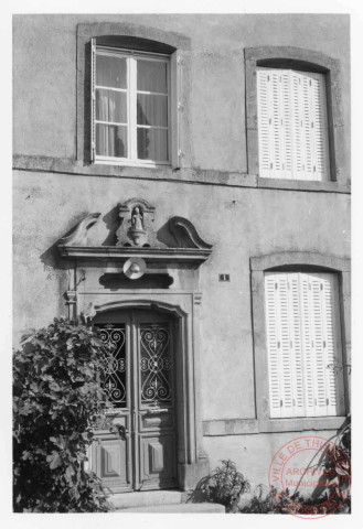 Hôtel de Ville, 2 ruelle Abbé Pax à Roussy-le-Village. Statuette d'un Saint dans une niche au-dessus de la porte d'entrée