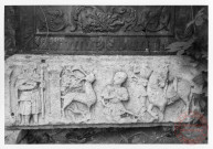 Demi-relief placé 1 rue de la Fontaine à Cattenom. Sculpture en calcaire taillé, il représente un scène historique (Saint-Hubert : vision, cerf, chien, cheval, homme)