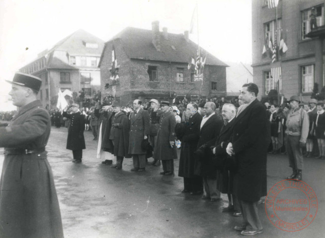 Fête de la Libération :les personnalités devant l'hôtel de ville provisoire, le maire Léonard s'adresse au préfet Rebourset