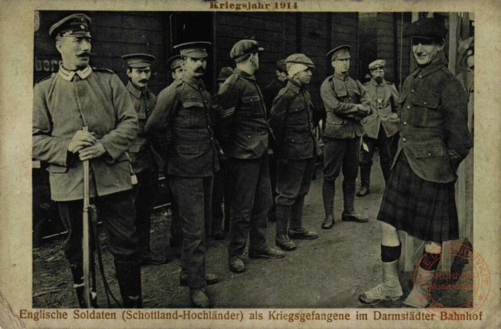 Kriegsjahr 1914 - Englische Soldaten (Schottland-Hochländer) als Kriegsgefangene im Darmstädter Bahnhof