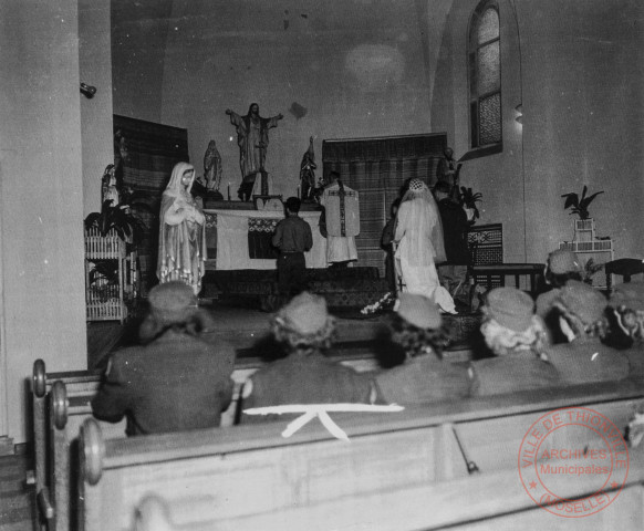 Mariage du 1er Lieutenant Roger Piazza, du Bomb Group Squadron, avec Margaret Flynn, de l'American Red Cross, célébré à Thionville par l'aumônier Thomas, en février 1945