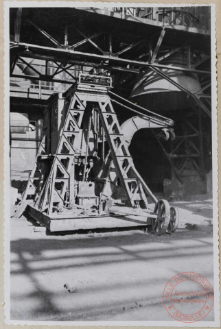 Transporteur à bennes au HF III dépouillé de son mécanisme - Inutilisable.