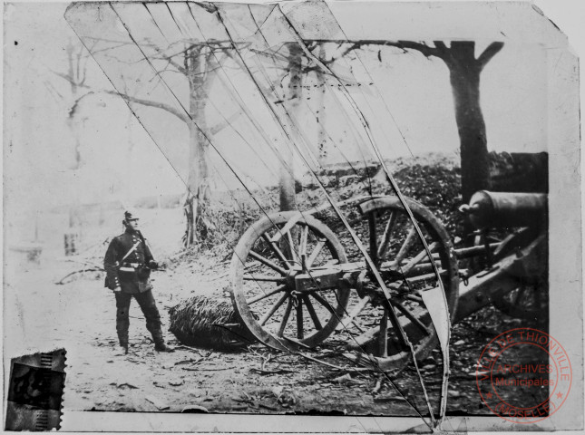 [Artilleur prussien devant une pièce d'artillerie française]