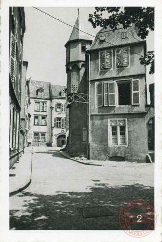 Cour du Château, Hôtel des Raville