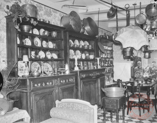 [Intérieur du magasin Vivarelli (antiquités)]