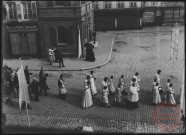 Procession place du Marché vers 1900. En fond les commerces : Kaiser's Kaffe-Geschäft, Marx-Weil, Adolphe Lesceux