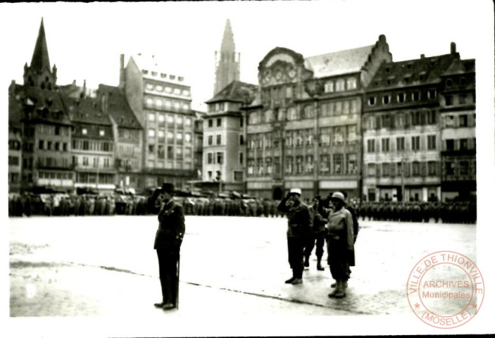 Le général LECLERC passe les troupes en revue