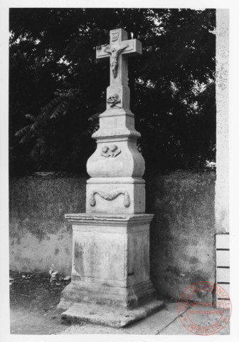 Calvaire situé rue de la Grange à Manom (c'est la seconde croix de cette rue)