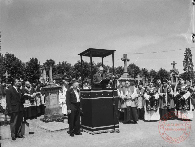 [Cortège pour les obsèques du Dr Léon Schmitt, adjoint au maire et conseiller général, le 20 juin 1960]