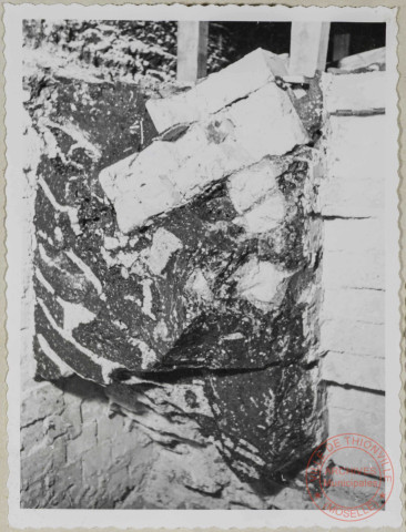 Régénérateur batterie Still côté nord four 22. Piédroits entre régénérateurs gaz et air montrant le ramollissement et la fusion des briques devant supporter les voûtes de régénérateurs. Le vide créé à la partie supérieure entre la voûte et le piédroit part de 0 et va en s'amplifiant sur une longueur de 2m pour atteindre une hauteur de 50 cm environ et se continue à peu près régulièrement sur toute la longueur de la batterie. A beaucoup d'endroits une partie du revêtement en réfractaires était déjà tombé. En continuant l'exploitation sans revenir à cet état de chose, un effondrement de la batterie étaient à craindre à chaque instant