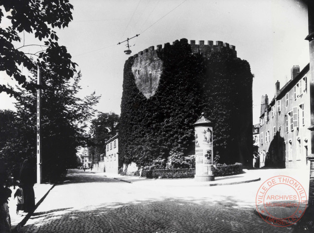 [La Tour aux Puces depuis le quai Marchal, une colonne Morris positionnée devant]