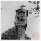 Bildstock appelé "Croix de la Millewee", situé rue Théodore de Puymaigre, à côté du terrain de tennis à Inglange. La crucifixion met en scène la Vierge et Saint-Jean. Au-dessous, les reliefs représentant Siant-Hubert, Saint-Nicolas et Saint-Pierre.