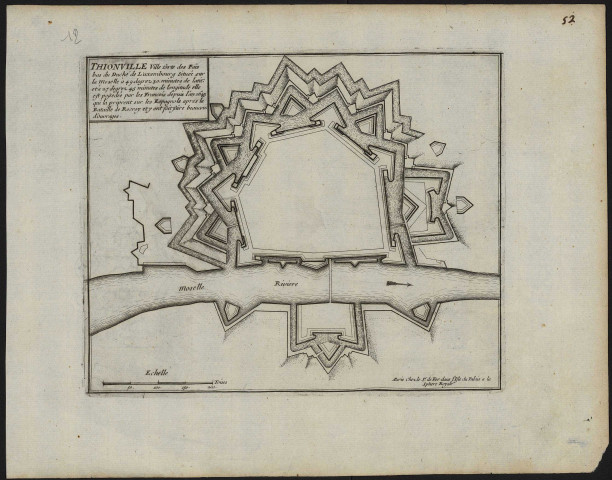 THIONVILLE Ville forte des Païs bas du Duché de Luxembourg située sur la Moselle à 49 degrez 30. Minutes de lattit. et à 27 degrez 45 minutes de longitude elle est possedée par les François depuis l'an 1643 qui la prirent sur les Espagnols après la Bataille de Rocroy et y ont fait faire beaucoup d'ouvrages