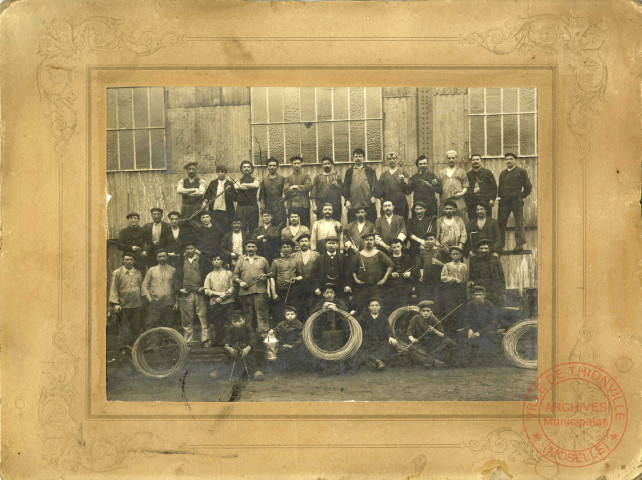 [Photographie d'ouvriers d'une usine de fil métallique de Longwy dans les années 1920]