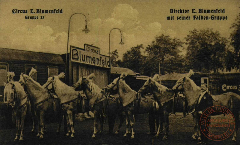 Circus L. Blumenfeld Guppe 23, Direcktor L.Blumenfeld mit seiner Falben-Gruppe