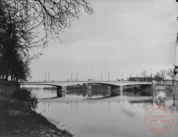 [Série d'images sur la Moselle à Thionville, pont, inondations, plage]