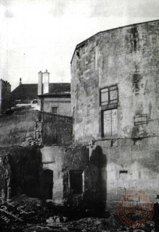 Le démantèlement des fortifications de Thionville 1902-1903. Démolition des fortifications. Dégagement du pourtour de la Tour aux Puces du côté de la Moselle 1902.