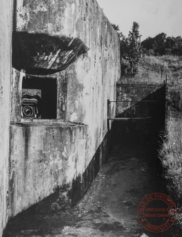 Fort du Hackenberg - Façade, fossé et embrasure de 135
