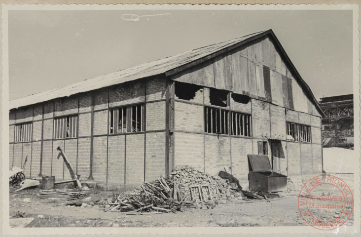 Magasin à ferro pignon est. Légers dégâts causés par les bombes tombées en juin-juillet derrière l'atelier basique