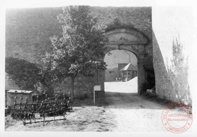 Château de Roussy-le-Bourg (commune de Roussy-le-Village). Portail d'accès Est situé le long de la rue du Bourg