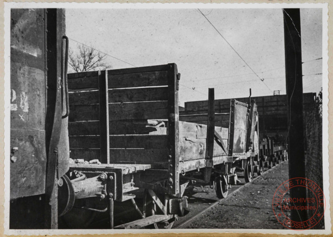 Wagon à décombres. Caisse de bois à réviser entièrement.