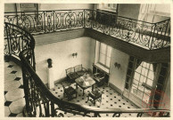 [Château de Bétange à Florange - Ecole de cadres nazis durant la seconde guerre mondiale - On peut voir le buste d'Adolphe Hitler dans le hall]