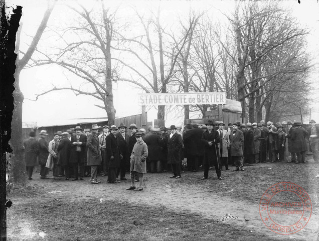 Stade Comte de Berthier, groupe de personnes à l'entrée