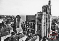 Sens (Yonne) - La Cathédrale vue de l'Hôtel de Ville