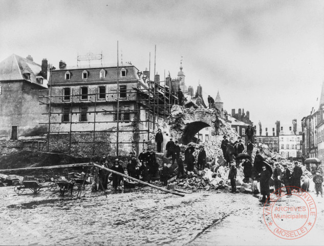 [Démolition de la porte du Pont de la Moselle]