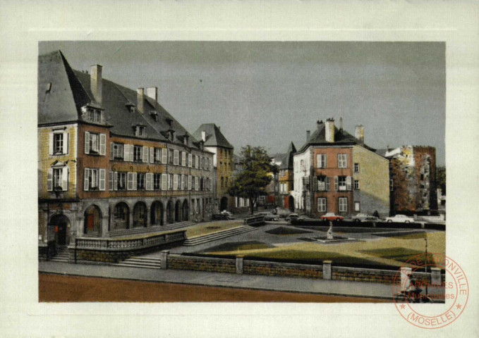 Thionville (Moselle) - Un coin historique: La Cour du Château - L'Hôtel de ville et la Tour aux puces