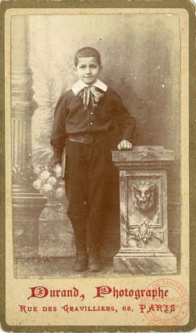 Portrait en studio de Robert Blanc, tenant un livre à la main