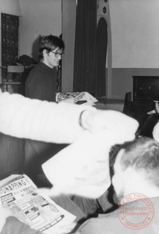 Les enfants des écoles et les comédiens du Théâtre Populaire de Lorraine discutent de la technique théâtrale