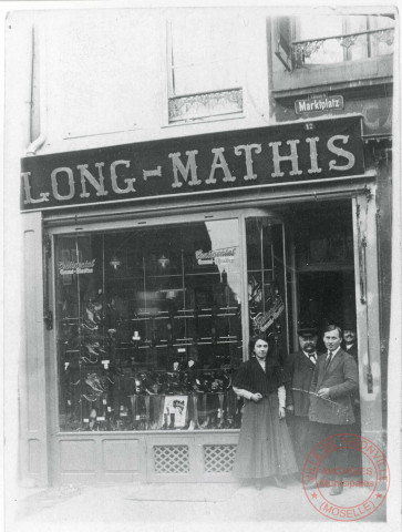 Magasin de chaussures Long - Mathis, 17 place du Marché vers 1910