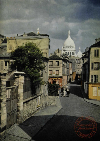 PARIS - Montmartre, la rue Norvins et le Sacré-Coeur