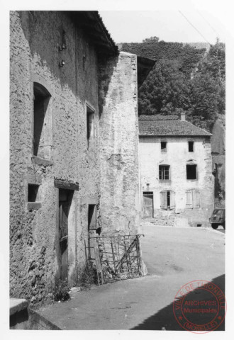 Impasse Gilles 4 à Rodemack, les remparts au fond en haut