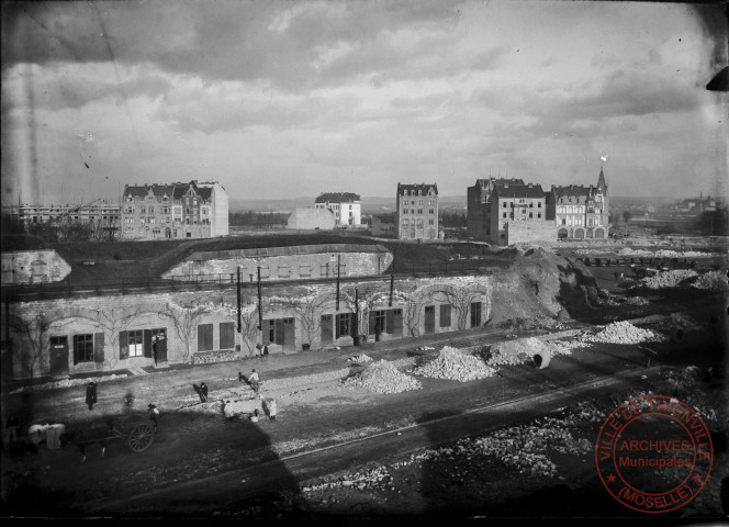 [Démolition des remparts de la Vieille Porte, au premier plan la poudrière sur laquelle va être construit le lycée Charlemagne]