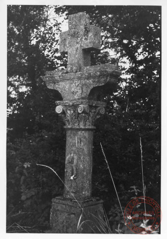 Bildstock situé à Oeutrange( route d'Escherange?). Croix, ornement végétal, ostentoir, Saint-Pierre?