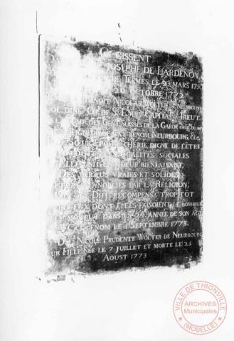 Chapelle du cimetière de Cattenom, marbre gravé d'épitaphe sur le mur droit de la nef