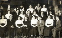 [Photographie d'un groupe de jeunes posant dans une pièce de maison en 1912]