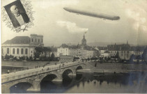 [Photographie d'un zeppelin survolant le centre ville de Thionville en 1909]
