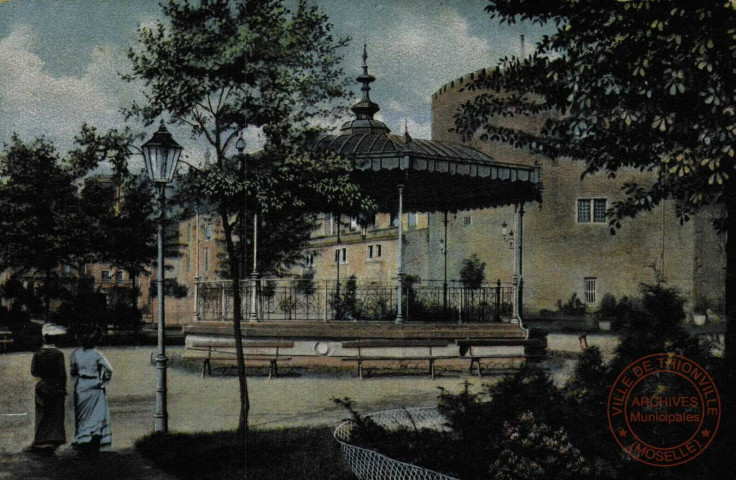 Diedenhofen Crauser-Promenade mit Musikkiosk und Flohturm. / Thionville Promenade Crauser avec kiosque de musique et tour aux puces.