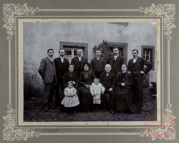 [Photo de groupe d'une famille non identifiée]