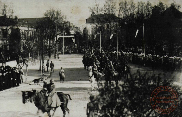 Thionville [Soldats et Drapeaux à la libération de Thionville 1918]